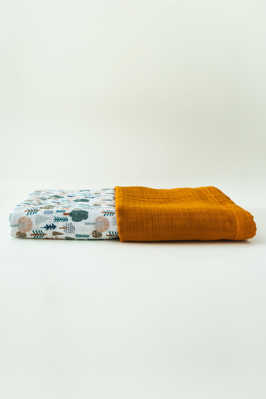 Babydecke aus Crinkle-Musselin mit Kiefernbaummotiv