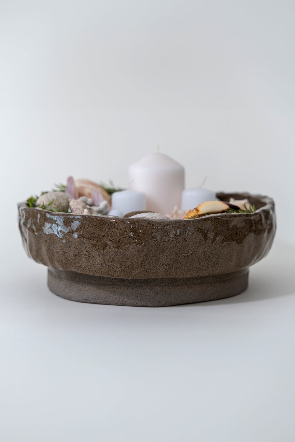 BRAUNE KERAMIKSCHALE MIT SOCKEL