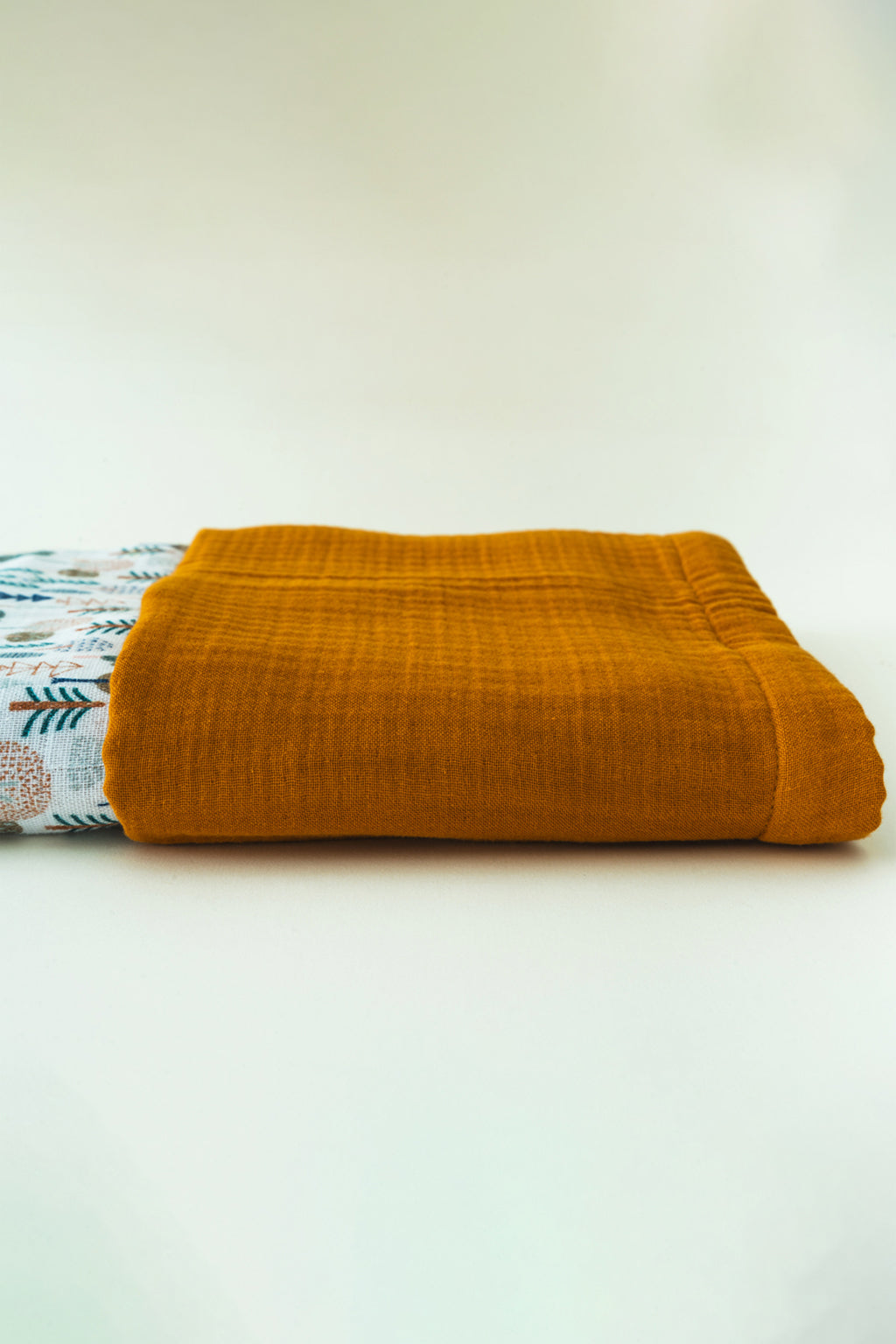 Babydecke aus Crinkle-Musselin mit Kiefernbaummotiv