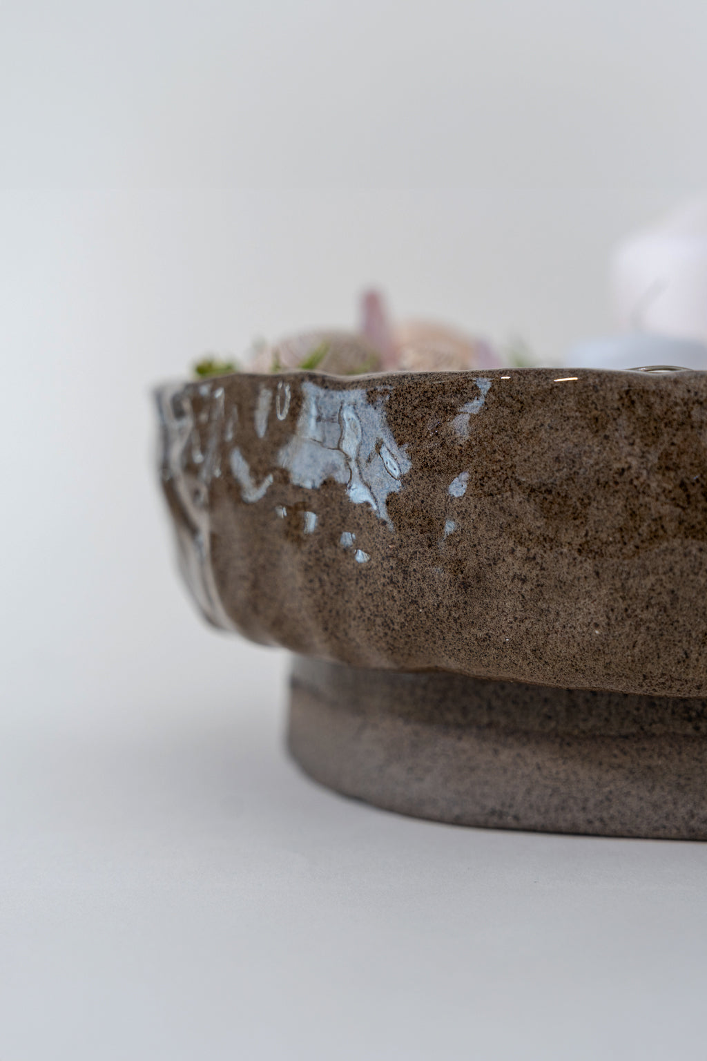 BRAUNE KERAMIKSCHALE MIT SOCKEL