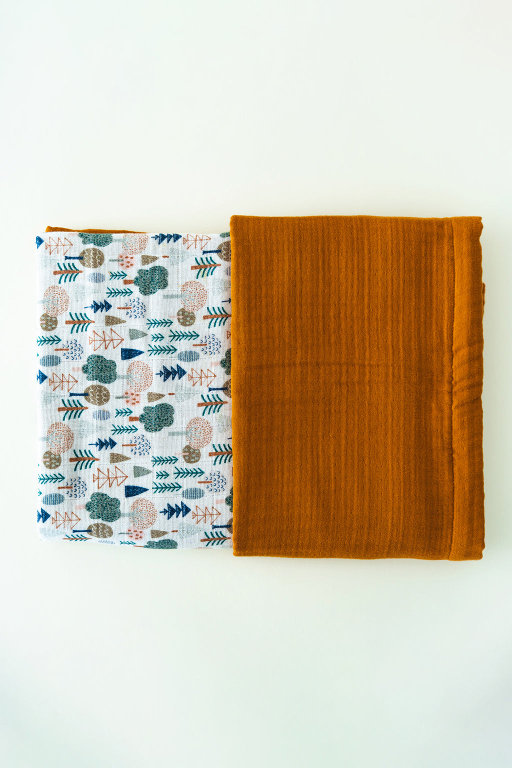 Babydecke aus Crinkle-Musselin mit Kiefernbaummotiv