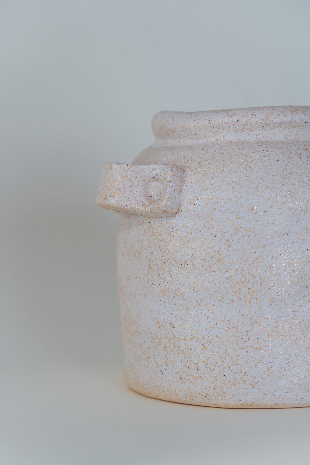 WEISSER LÖFFELHALTER MIT STRUKTUR