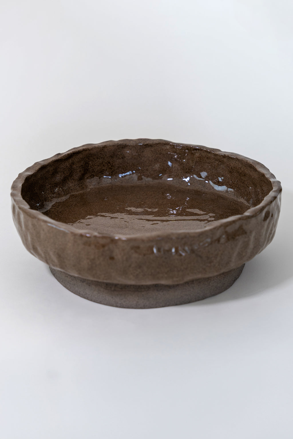 BRAUNE KERAMIKSCHALE MIT SOCKEL