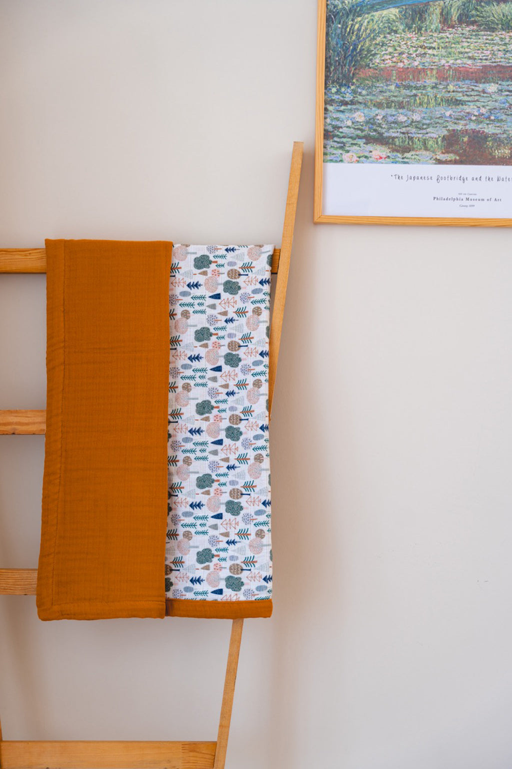 Babydecke aus Crinkle-Musselin mit Kiefernbaummotiv