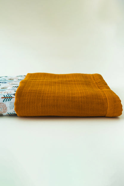Babydecke aus Crinkle-Musselin mit Kiefernbaummotiv