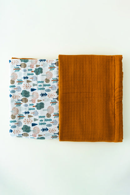 Babydecke aus Crinkle-Musselin mit Kiefernbaummotiv